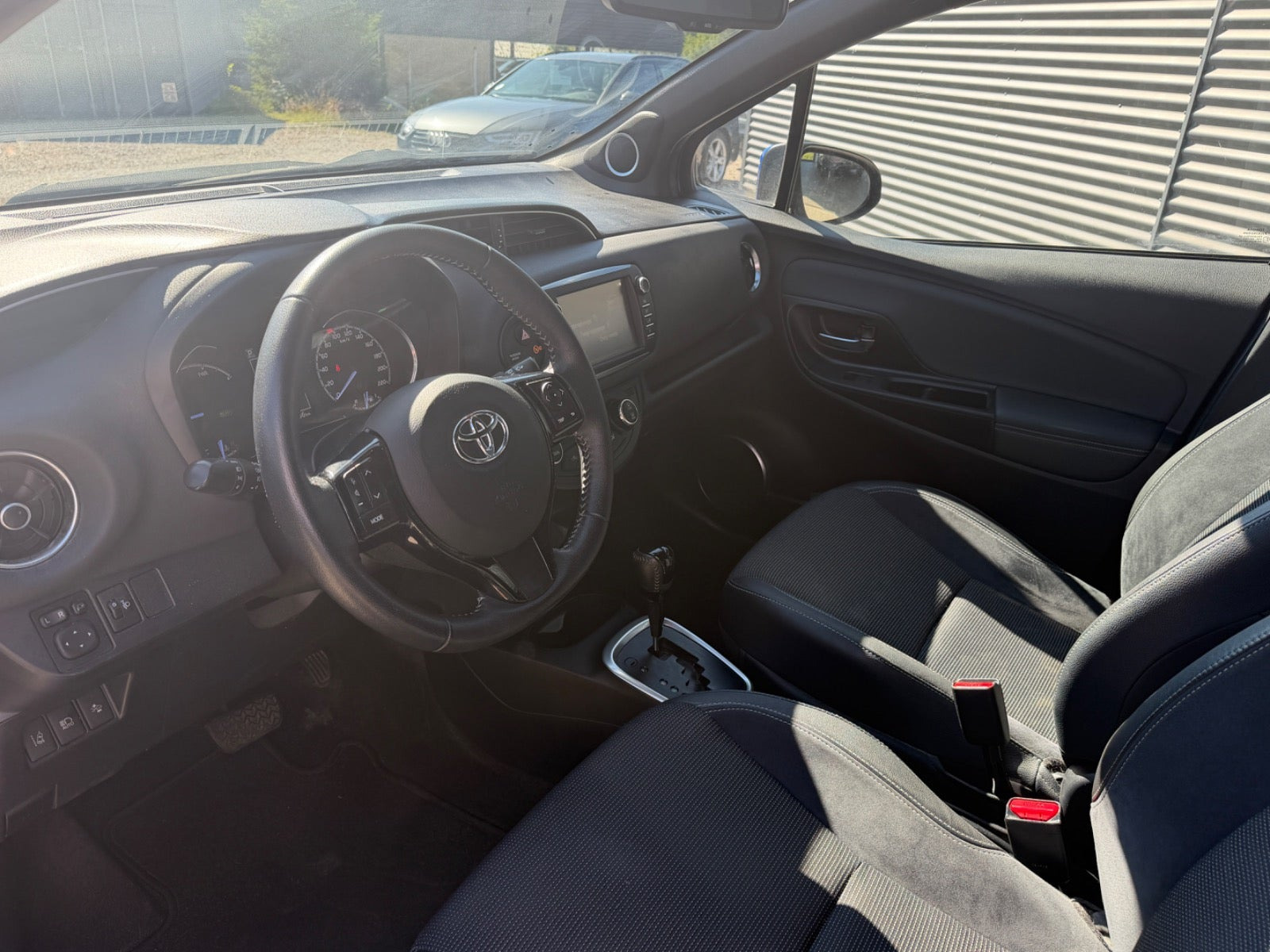 Blå Toyota Yaris fra 2018