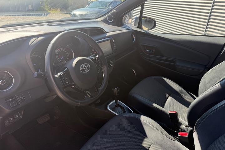 Blå Toyota Yaris fra 2018
