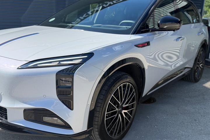 Grå Hongqi EHS7 fra 2025
