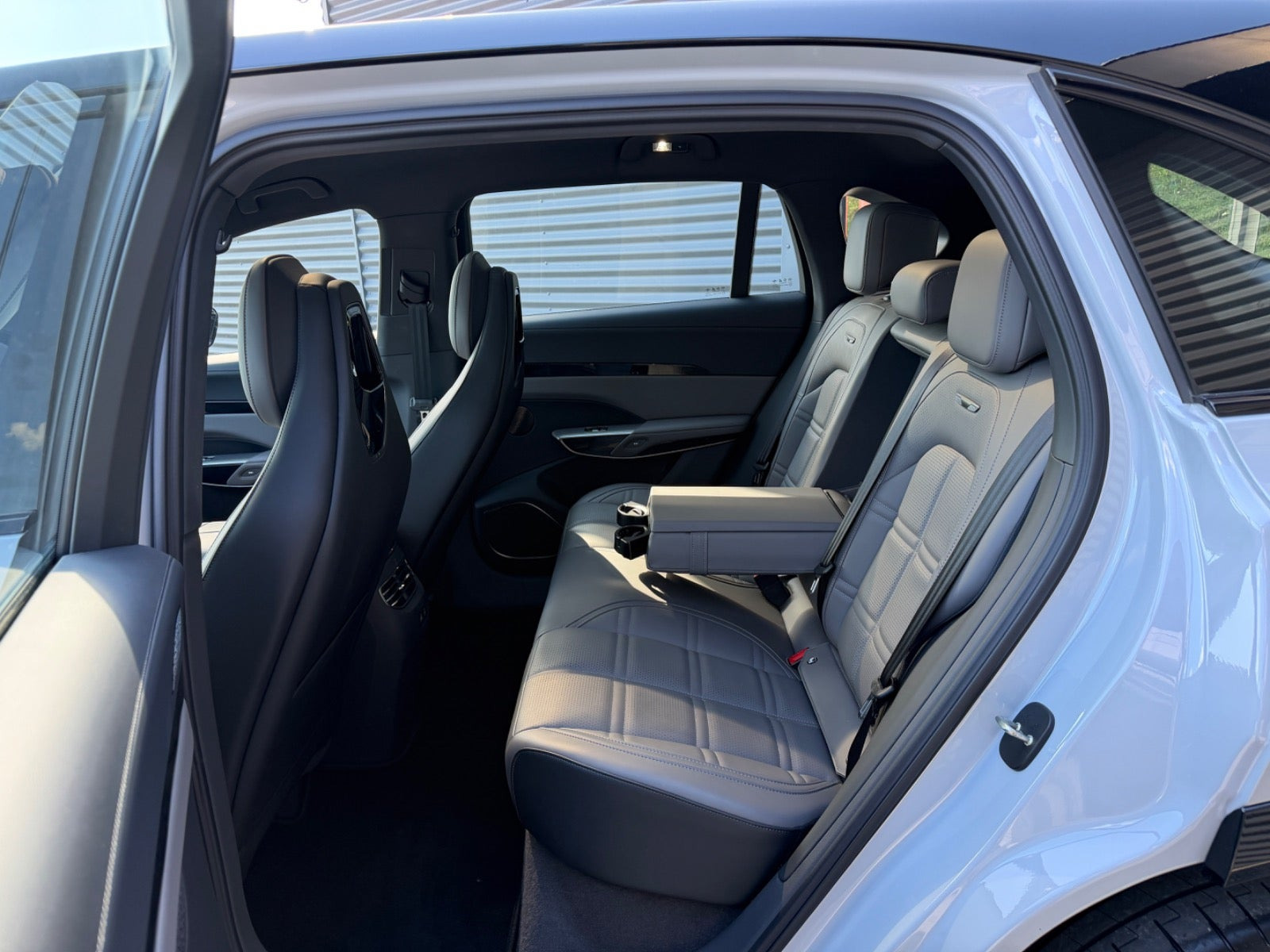 Grå Hongqi EHS7 fra 2025