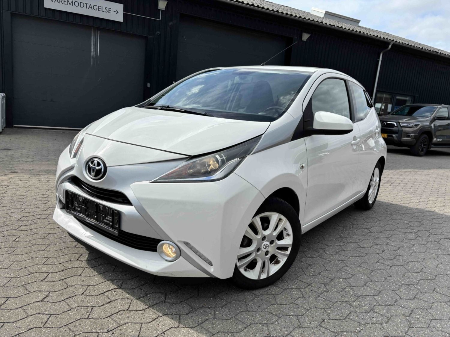 Hvid Toyota Aygo fra 2015