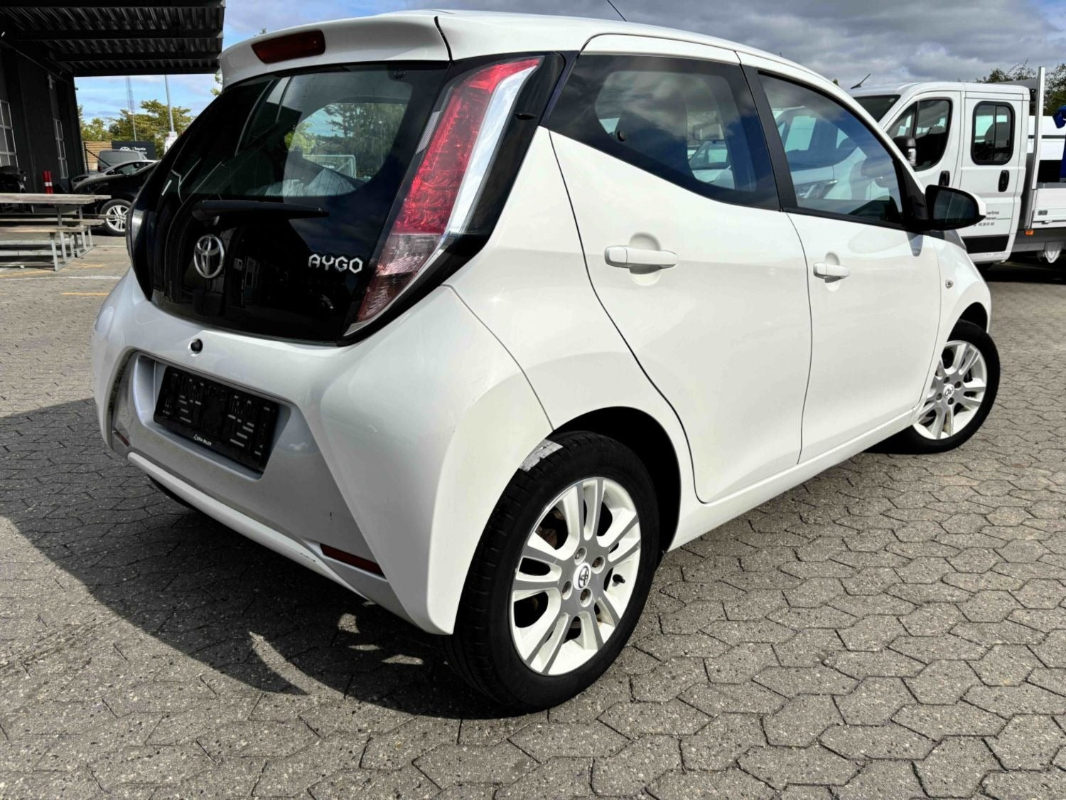 Hvid Toyota Aygo fra 2015