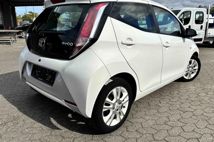 Hvid Toyota Aygo fra 2015