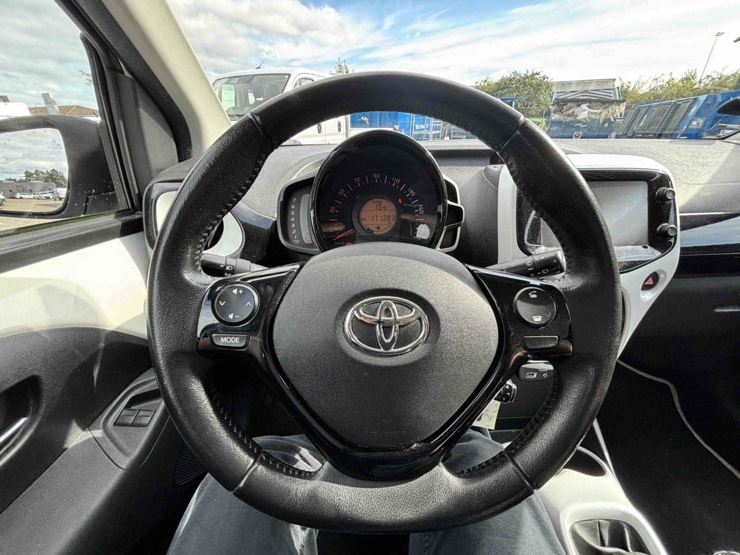 Hvid Toyota Aygo fra 2015