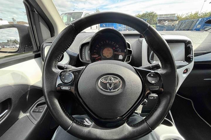 Hvid Toyota Aygo fra 2015