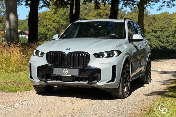 Grå BMW X5 fra 2024 set udefra