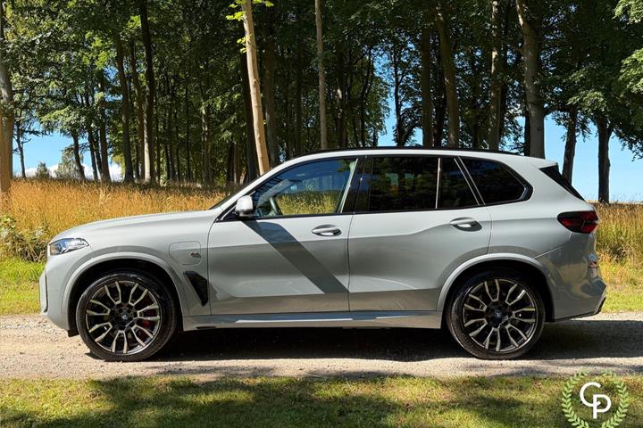 Grå BMW X5 fra 2024