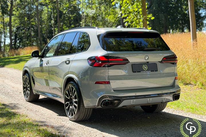 Grå BMW X5 fra 2024
