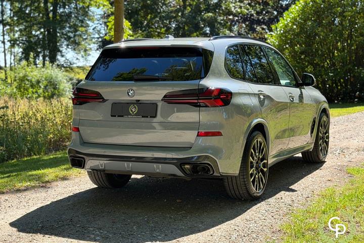 Grå BMW X5 fra 2024