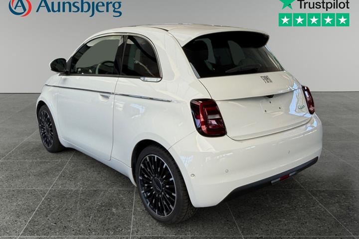 Hvid Fiat 500e fra 2024