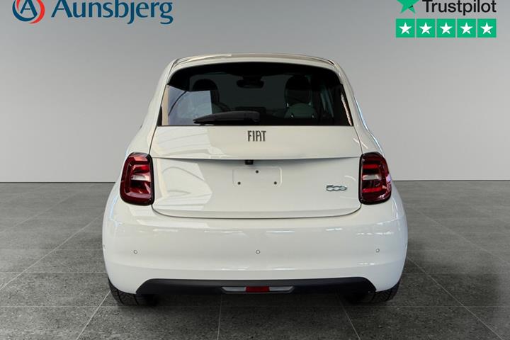 Hvid Fiat 500e fra 2024