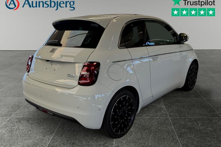 Hvid Fiat 500e fra 2024