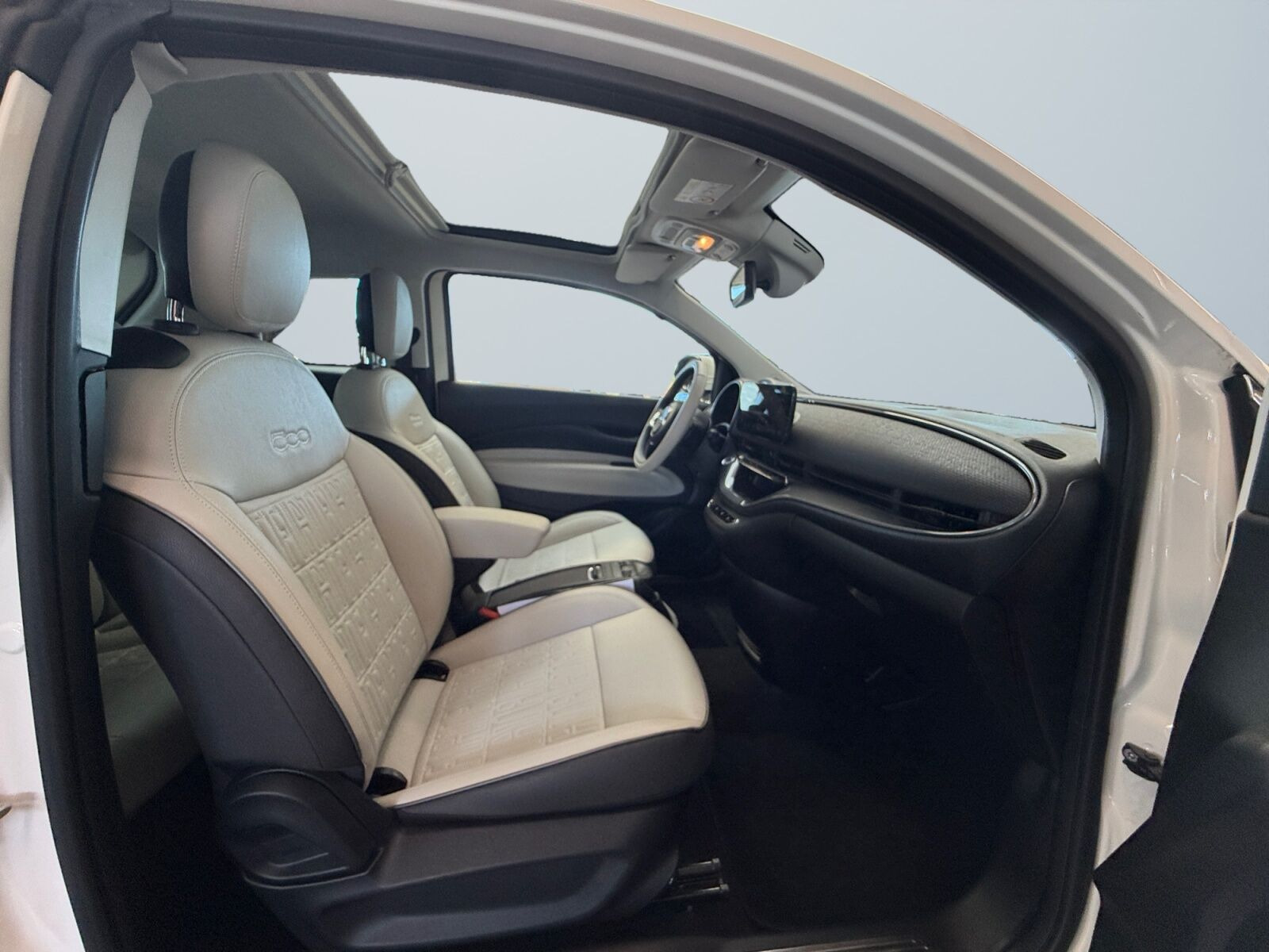 Hvid Fiat 500e fra 2024
