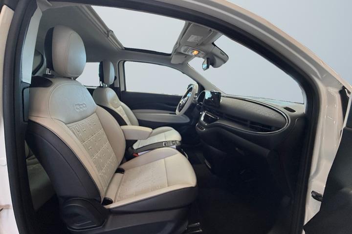 Hvid Fiat 500e fra 2024