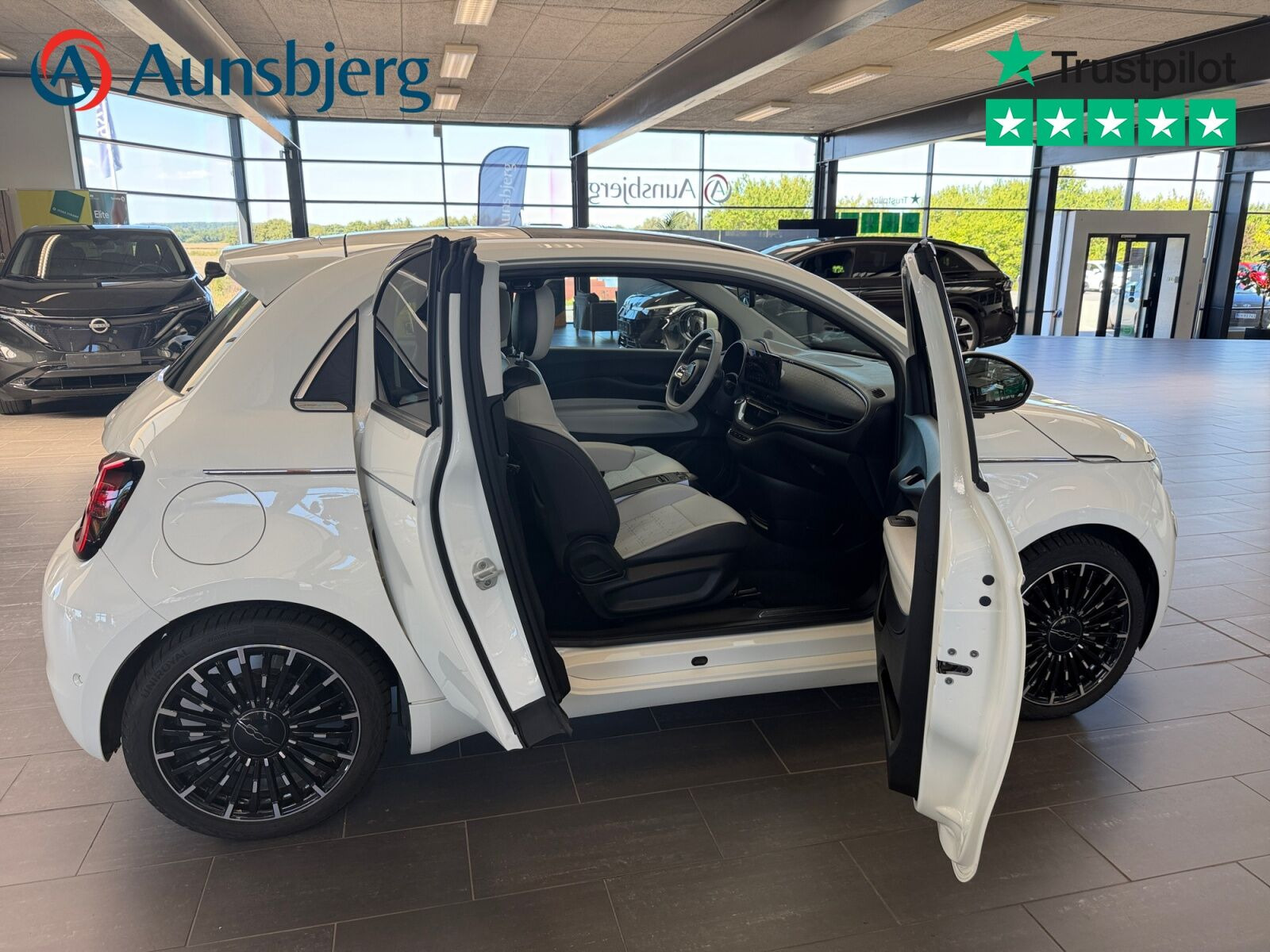 Hvid Fiat 500e fra 2024