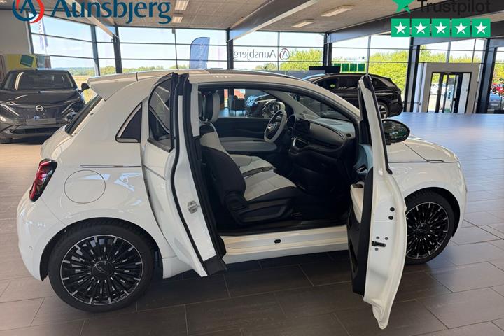 Hvid Fiat 500e fra 2024