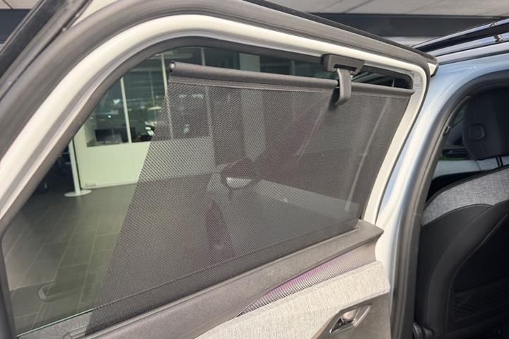 Hvid Peugeot e-5008 fra 2025