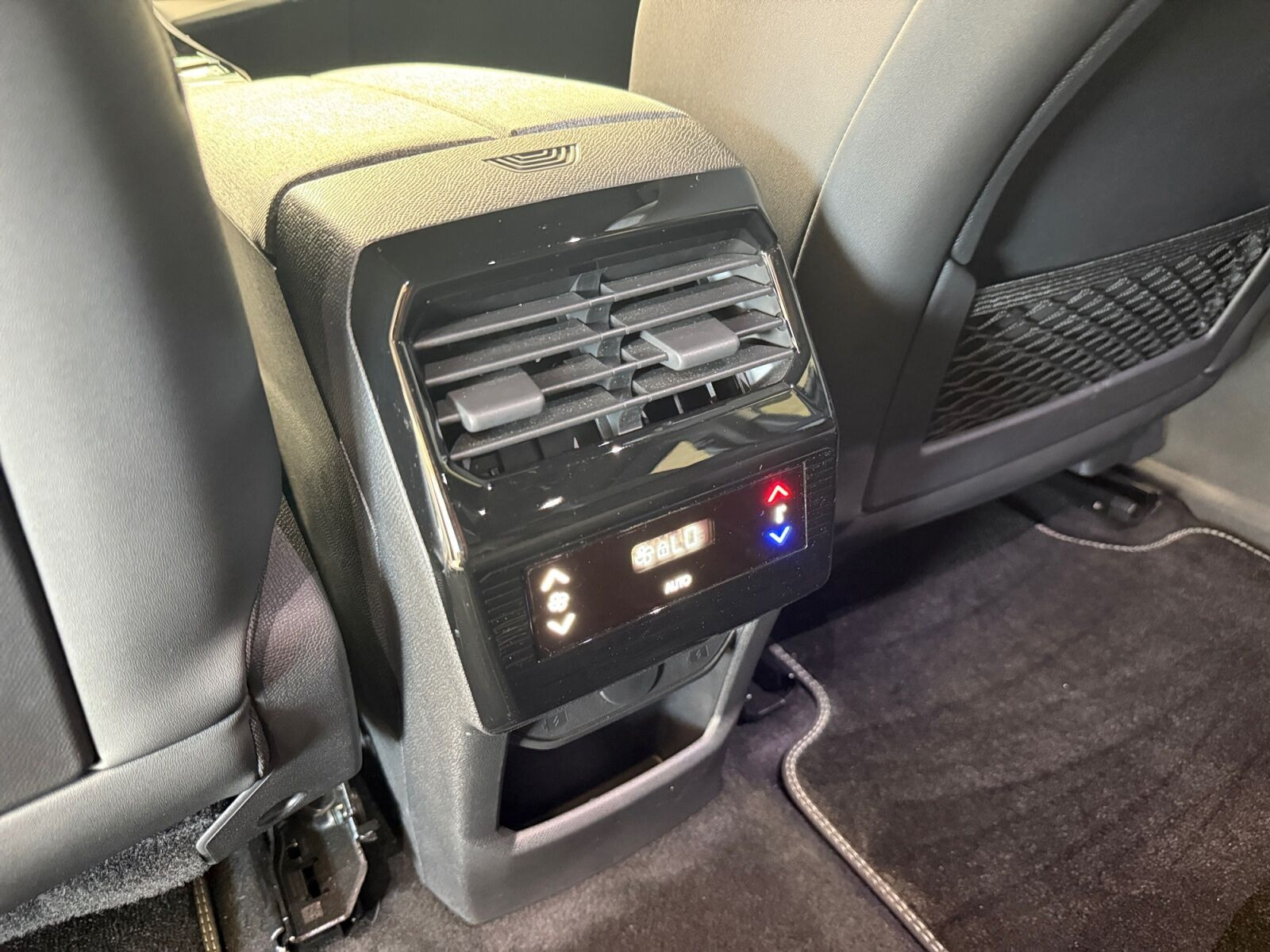 Hvid Peugeot e-5008 fra 2025