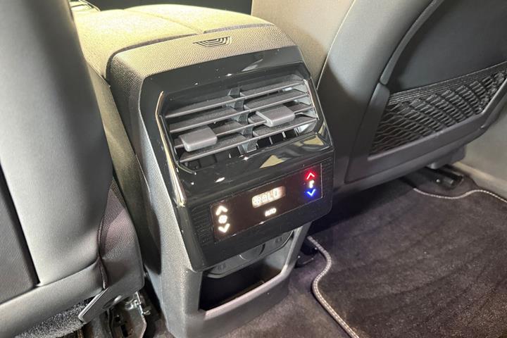 Hvid Peugeot e-5008 fra 2025