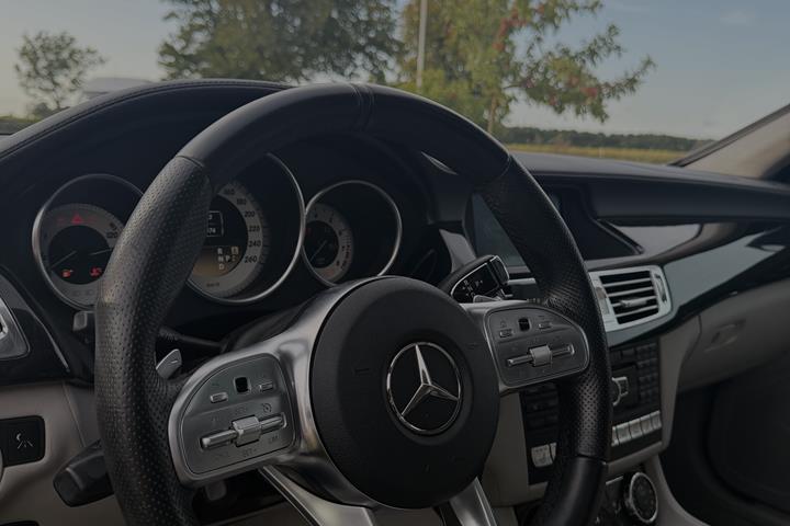 Sort Mercedes CLS500 fra 2012