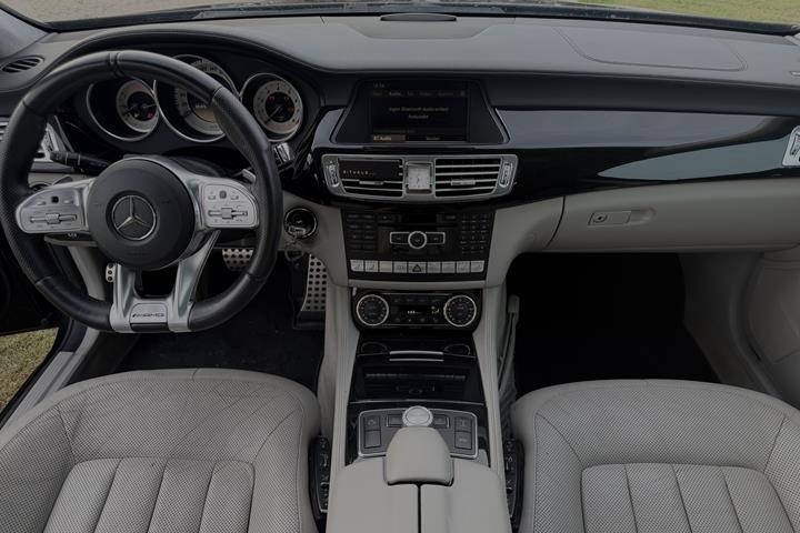 Sort Mercedes CLS500 fra 2012