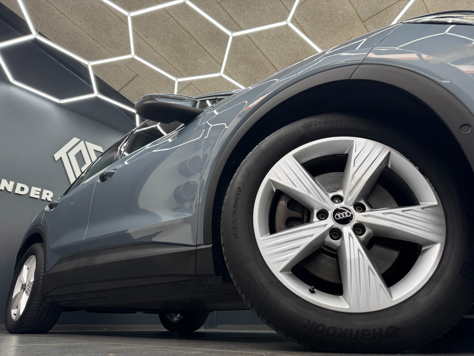Blå Audi Q4 e-tron fra 2023
