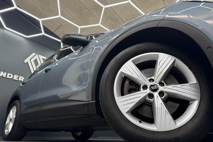 Blå Audi Q4 e-tron fra 2023