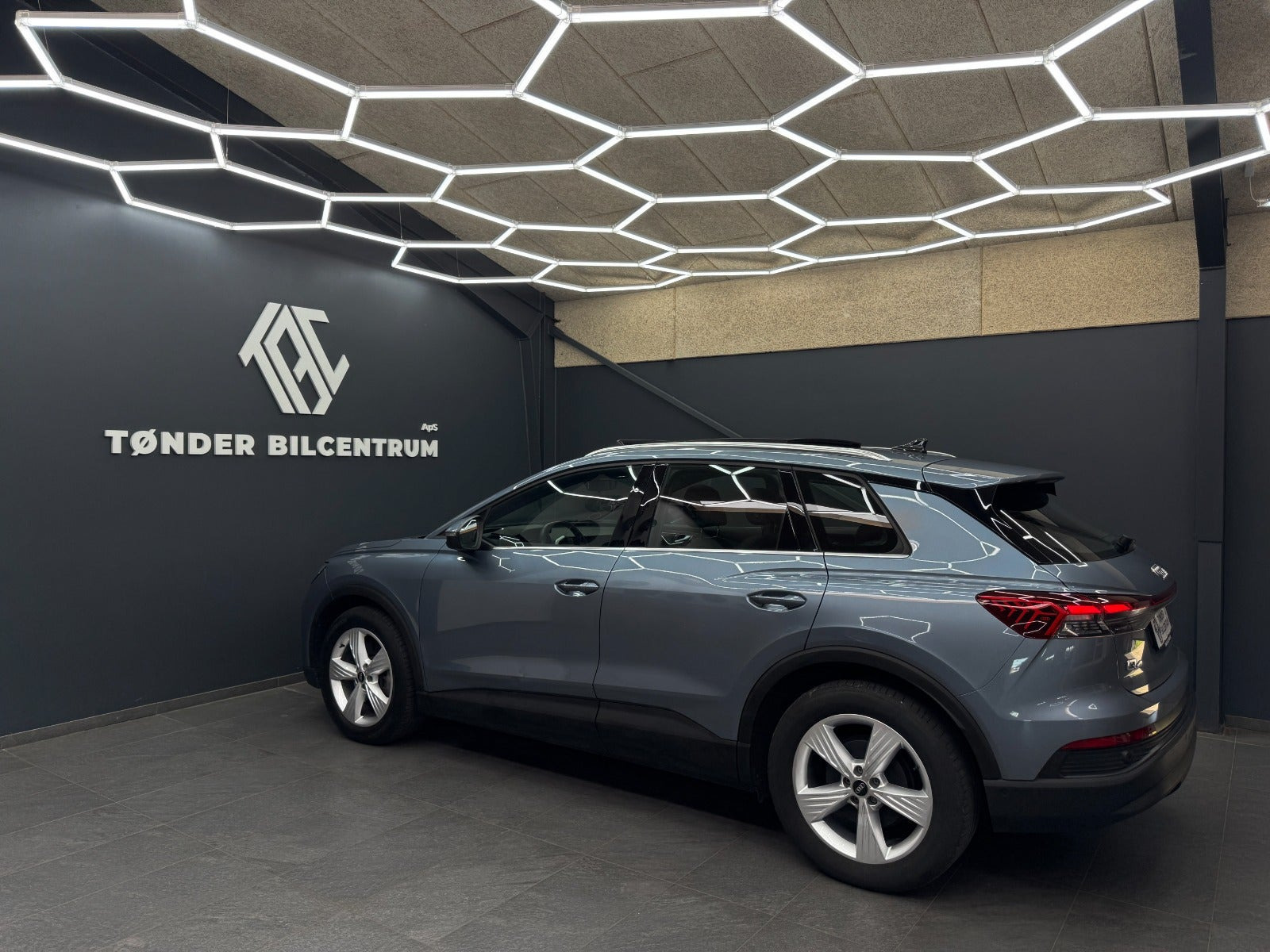 Blå Audi Q4 e-tron fra 2023