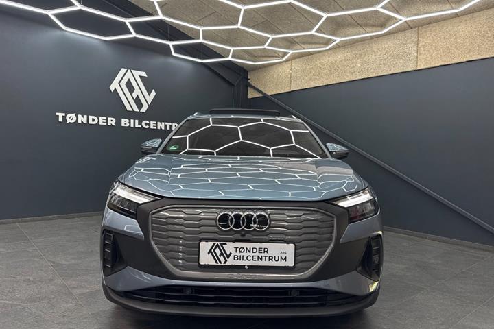 Blå Audi Q4 e-tron fra 2023