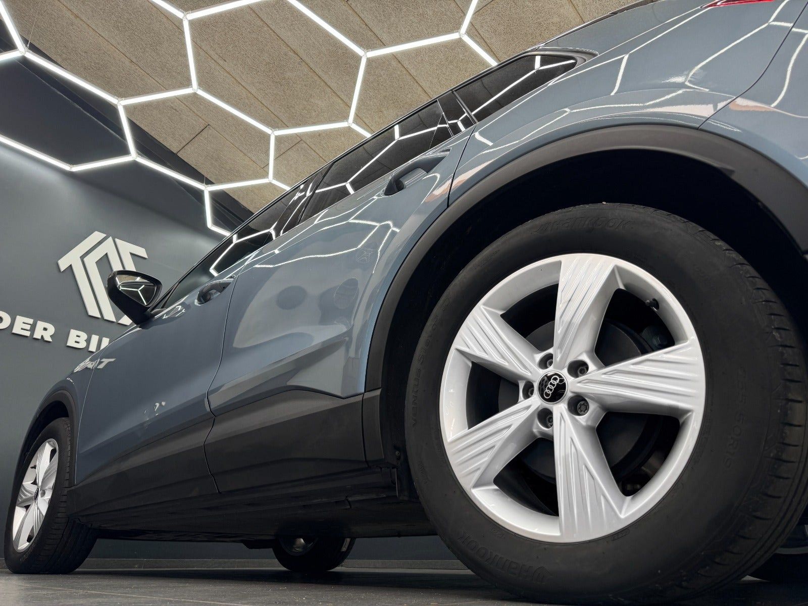 Blå Audi Q4 e-tron fra 2023