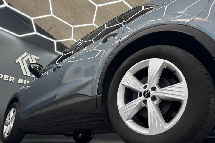 Blå Audi Q4 e-tron fra 2023