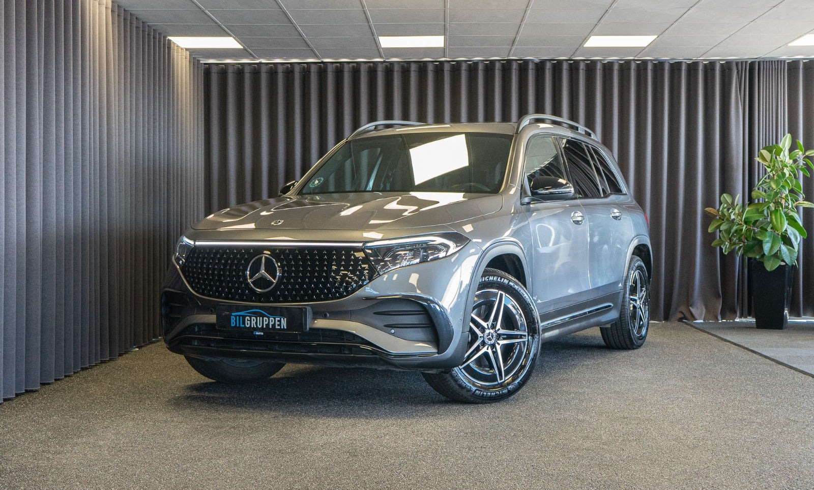 Grå Mercedes EQB250+ fra 2025