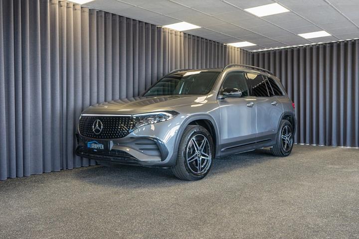 Grå Mercedes EQB250+ fra 2025