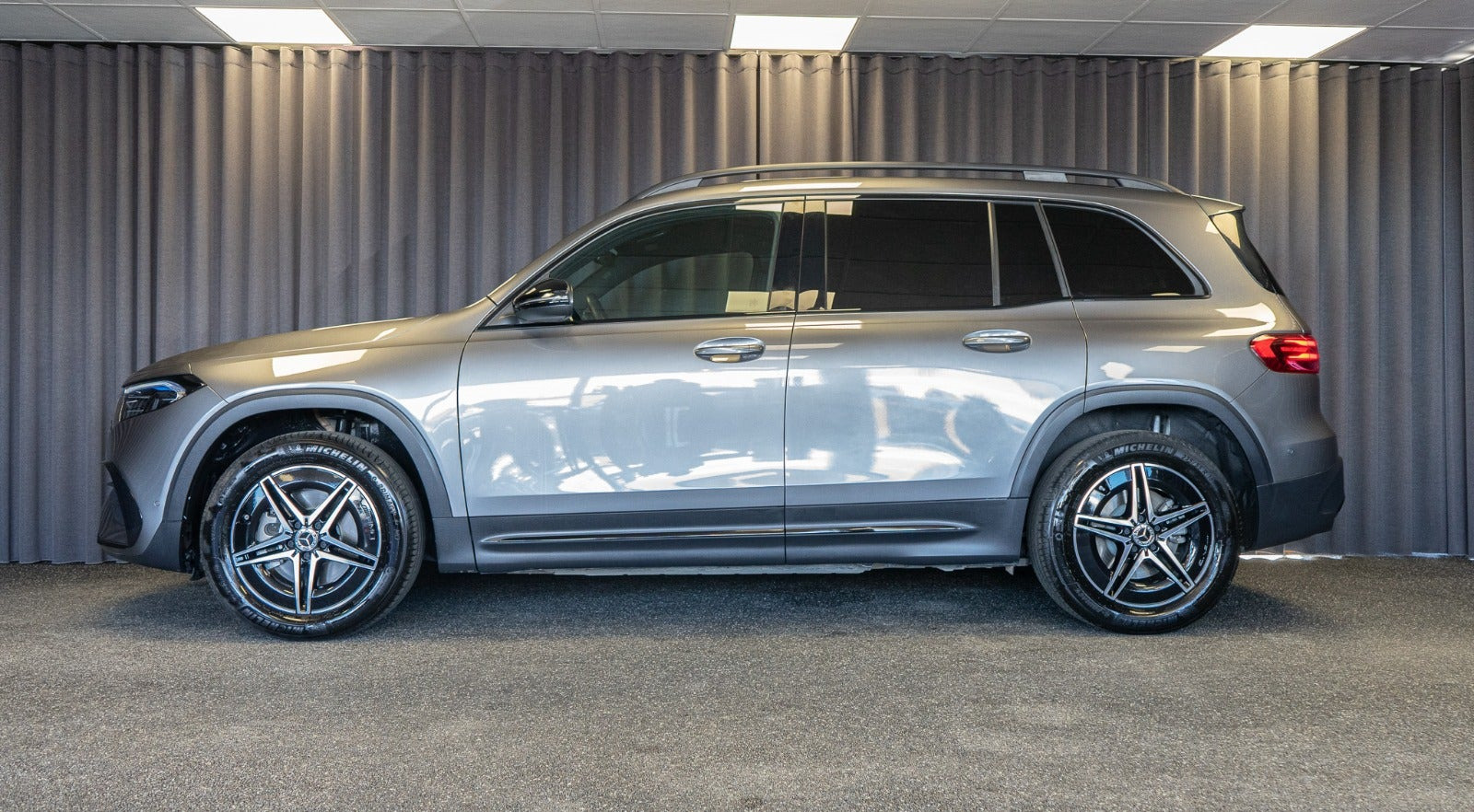 Grå Mercedes EQB250+ fra 2025