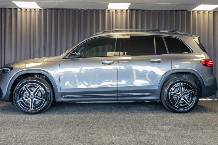 Grå Mercedes EQB250+ fra 2025