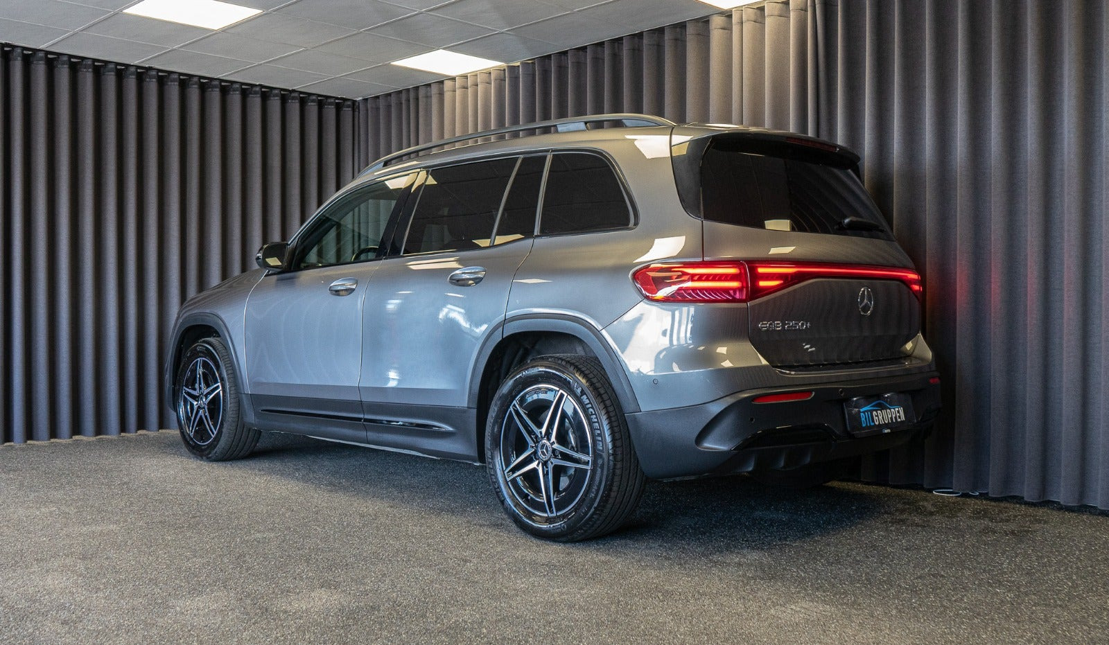 Grå Mercedes EQB250+ fra 2025