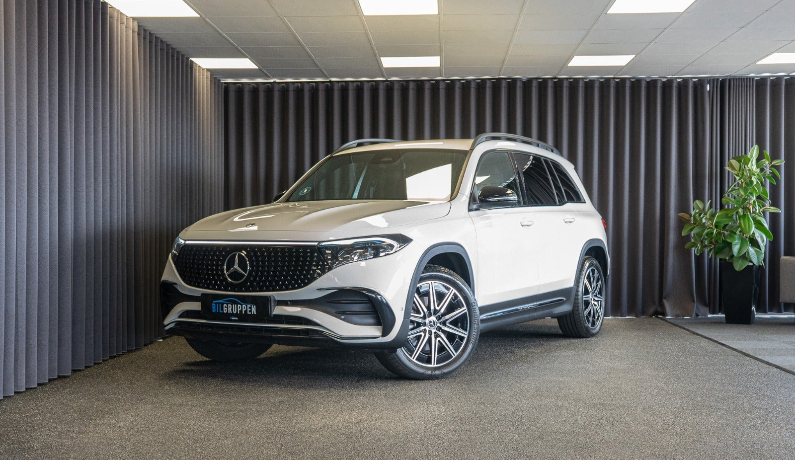 Hvid Mercedes EQB300 fra 2024