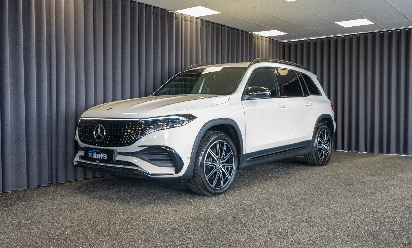 Hvid Mercedes EQB300 fra 2024