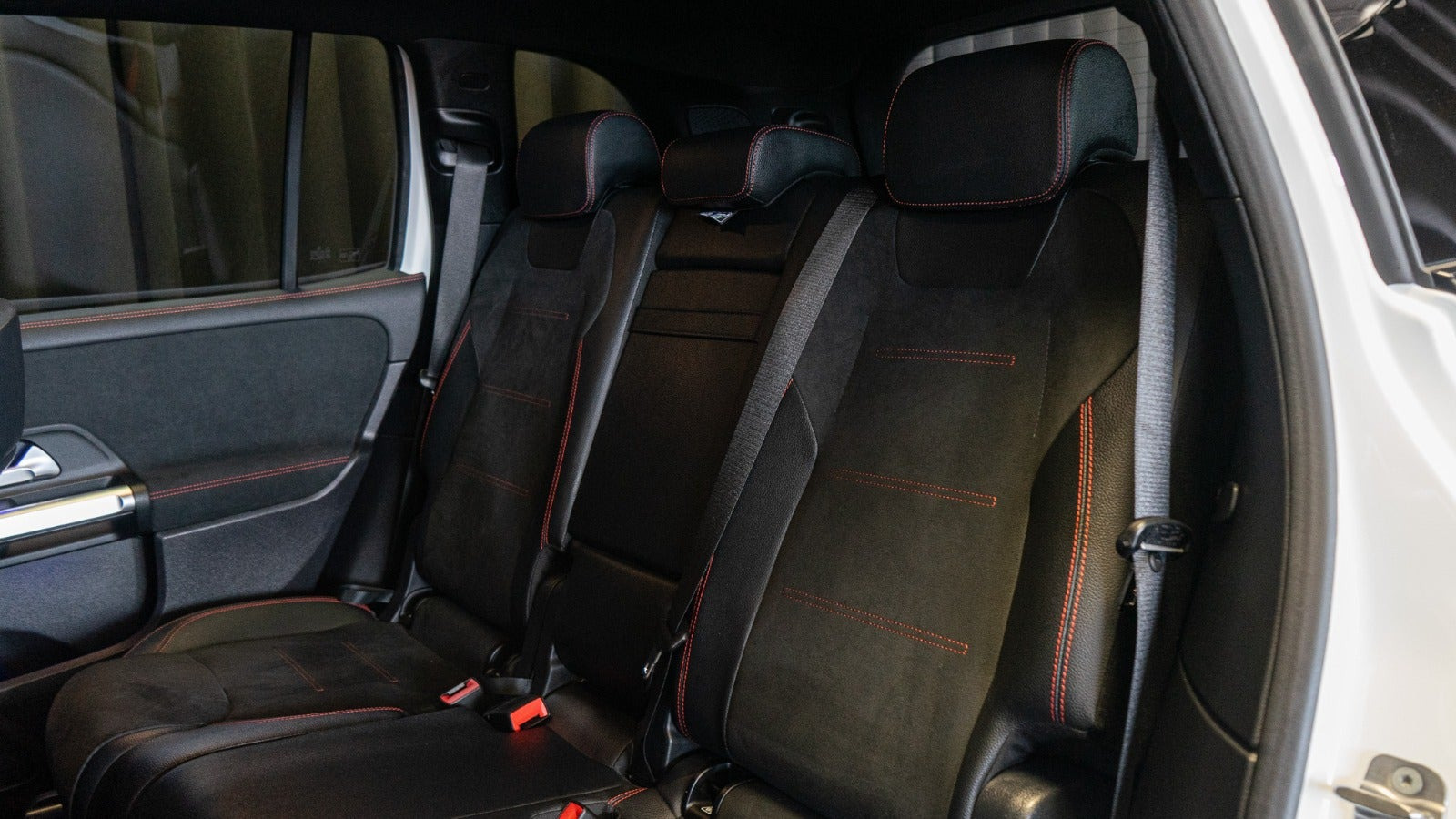 Hvid Mercedes EQB300 fra 2024