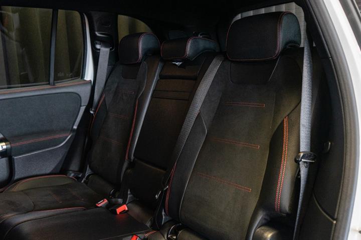 Hvid Mercedes EQB300 fra 2024