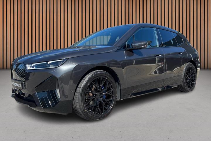 Grå BMW iX fra 2024