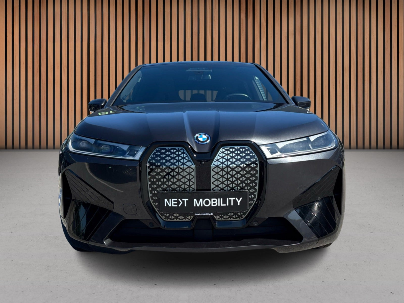 Grå BMW iX fra 2024