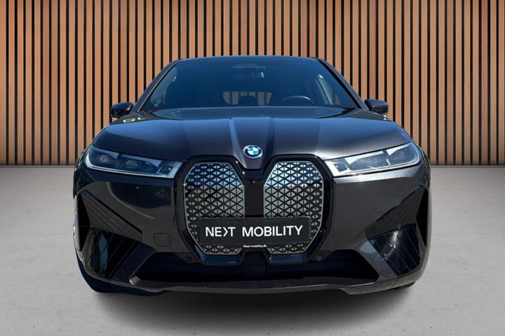 Grå BMW iX fra 2024