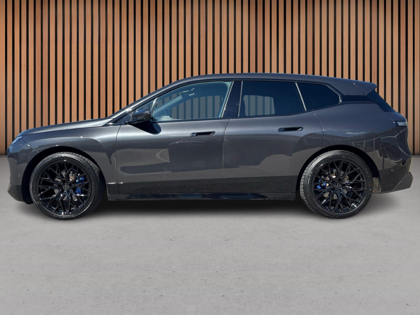 Grå BMW iX fra 2024
