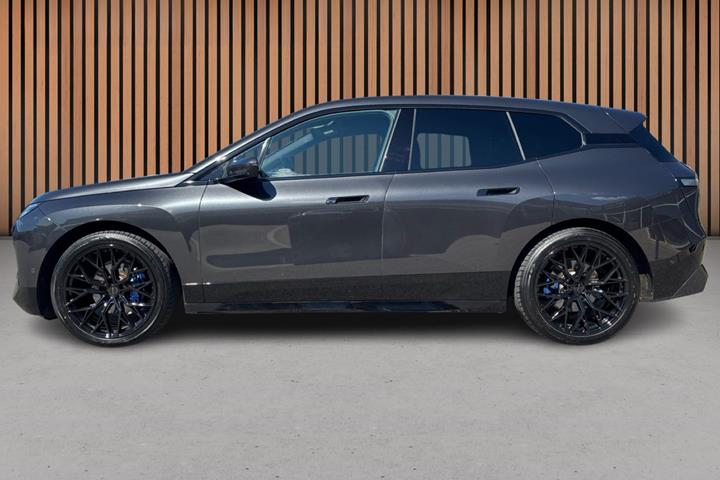 Grå BMW iX fra 2024