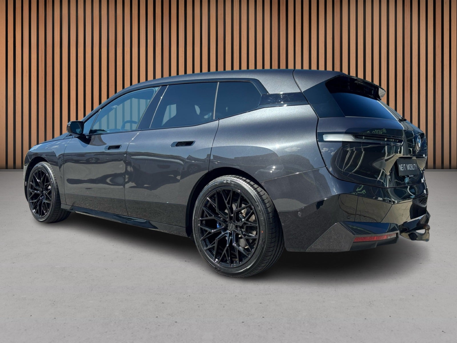 Grå BMW iX fra 2024