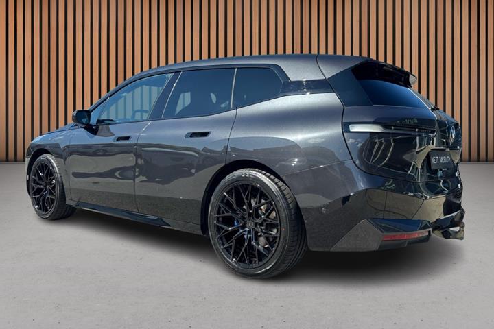 Grå BMW iX fra 2024