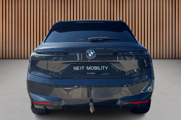 Grå BMW iX fra 2024