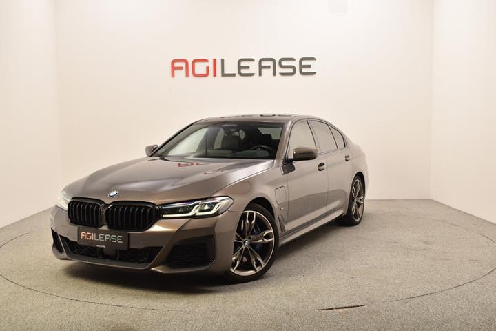Grå BMW 545e fra 2020