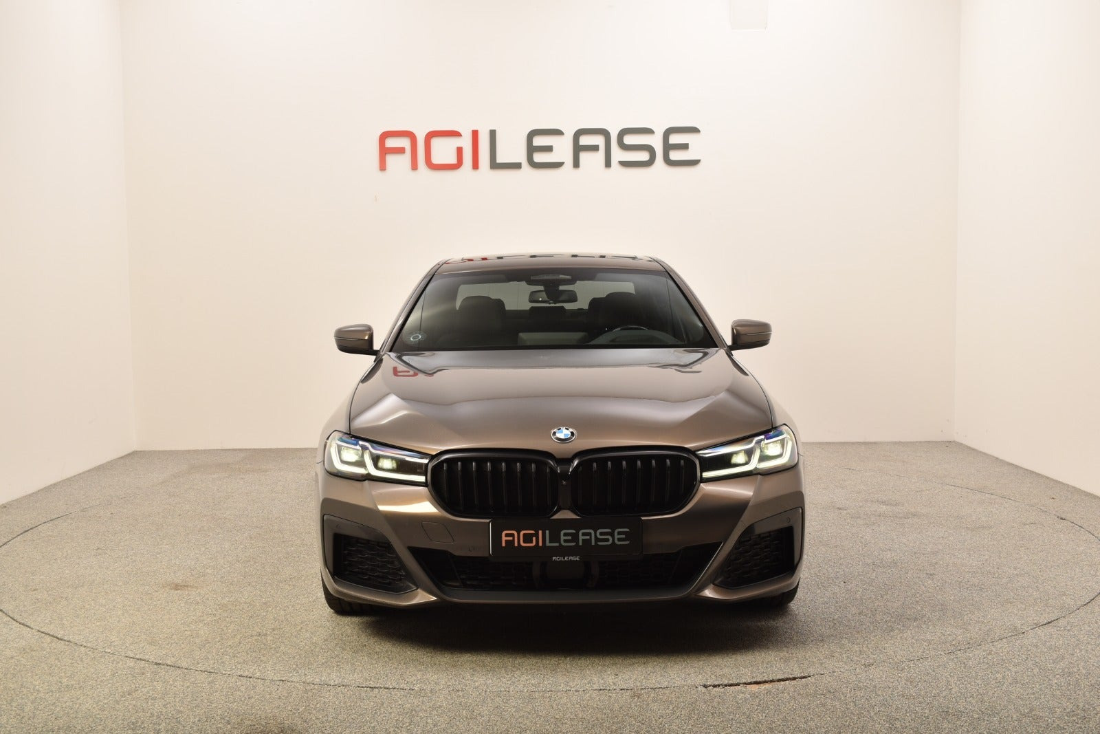 Grå BMW 545e fra 2020